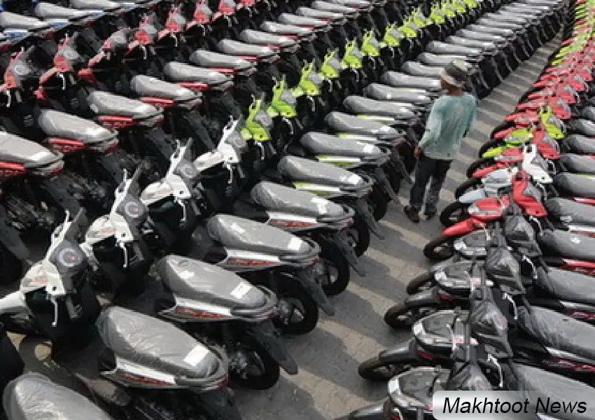 Pabrikan Motor Lokal Semakin Eksis di Pasar ASEAN
Motor pasar ASEAN menunjukkan pertumbuhan luar biasa dalam beberapa tahun terakhir. Banyak pabrikan lokal kini mulai unjuk gigi dan mengambil peran besar dalam industri otomotif kawasan. Dengan terus berinovasi dan menyajikan desain serta fitur yang sesuai kebutuhan masyarakat Asia Tenggara, mereka berhasil merebut perhatian pasar. Di sisi lain, dukungan konsumen dalam negeri pun kian menguatkan posisi produsen lokal. Karena itu, tidak mengherankan jika tren ini membuka peluang emas bagi pengusaha dan penggemar otomotif. Mari kita bahas lebih dalam bagaimana potensi dan strategi membawa pabrikan lokal menuju kejayaan regional.

Strategi Menarik Konsumen di Motor Pasar ASEAN
Agar bisa bersaing, pabrikan lokal menerapkan strategi yang sangat terencana. Mereka tidak hanya menekan harga, tapi juga menyematkan fitur penting yang dibutuhkan rider masa kini.

Kualitas Produk Lokal yang Semakin Meningkat
Saat ini, kualitas motor produksi dalam negeri sudah tidak kalah dari produk luar. Bahkan, beberapa sudah berhasil menembus ekspor karena:

Mesin bandel dan efisien

Desain kekinian

Suku cadang mudah didapat

Kolaborasi Brand Lokal dengan Motor Pasar ASEAN
Kolaborasi dengan perusahaan asing memberi kesempatan untuk berbagi teknologi dan distribusi. Selain itu, kerja sama ini memicu lahirnya motor yang lebih kompetitif.

Inovasi Desain Bikin Pasar Semakin Tertarik
Pabrikan lokal terus berinovasi dalam desain. Mereka menyuguhkan tampilan yang lebih segar, dinamis, dan cocok untuk mobilitas perkotaan.

Dukungan Pemerintah untuk Motor Pasar ASEAN
Program insentif pajak dan promosi ekspor membuka jalan bagi produsen kecil hingga menengah. Ini memberi dampak besar bagi pertumbuhan industri secara keseluruhan.

Dukungan Pemerintah	Dampaknya
Pajak ringan	Harga motor lebih bersaing
Sertifikasi ekspor	Motor lokal bisa go international
Pelatihan SDM	Kualitas produksi meningkat drastis

Gaya Hidup Milenial Dorong Permintaan Baru
Anak muda kini lebih suka motor ringan, stylish, dan irit. Karena itu, pabrikan lokal mulai menyesuaikan diri dengan keinginan generasi milenial dan Gen Z.

Potensi Ekspor Meningkat Lewat Motor Pasar ASEAN
Karena banyak negara tetangga memiliki kebutuhan serupa, motor buatan lokal punya potensi ekspor sangat besar. Peluang ini bisa jadi jalan menuju pertumbuhan ekonomi nasional.

Jadikan Kesempatan Ini Ladang Keuntungan
Kini saatnya kamu ikut mendukung produk dalam negeri. Dengan membeli motor lokal:

Kamu bantu ekonomi nasional

Kamu bantu buka lapangan kerja

Kamu ikut mendorong inovasi berkelanjutan

Jadi, mari kita sambut era baru industri otomotif lokal yang bersinar di kawasan ASEAN.