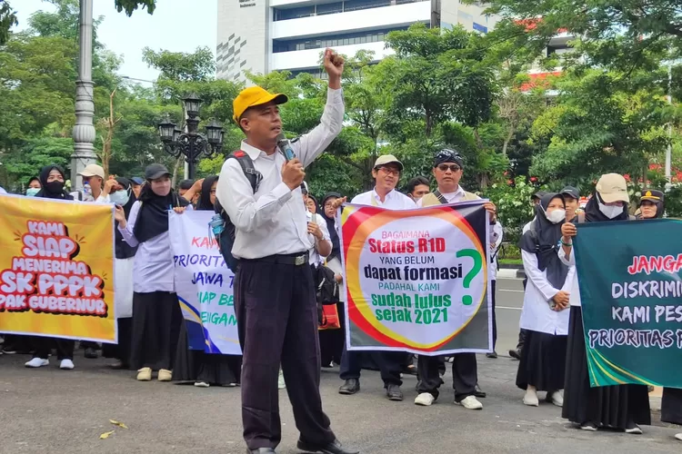 Demo Guru di Surabaya Tuntut Kejelasan Status Pegawai